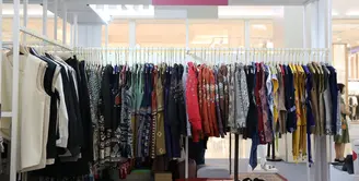 Parade Wastra Nusantara 2025 di Kota Kasablanka menjadi ajang pertemuan antara tradisi dan inovasi. Dalam gelaran ini, brand smart casual She_Ku berkolaborasi dengan label kebaya ternama Kebayaku by Indah karya desainer Indah Erlina. Kolaborasi ini mengusung misi memadukan kebaya klasik dengan sentuhan modern agar wastra Indonesia tetap relevan di gaya hidup masa kini. (foto/dok: fimela.com)
