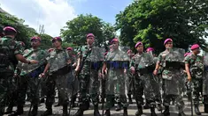 Puluhan anggota TNI AL menutup jalan saat eksekusi lahan di kompleks TNI AL, Boulevard, Kelapa Gading, Jakarta, Rabu (14/1). (Liputan6.com/Johan Tallo)