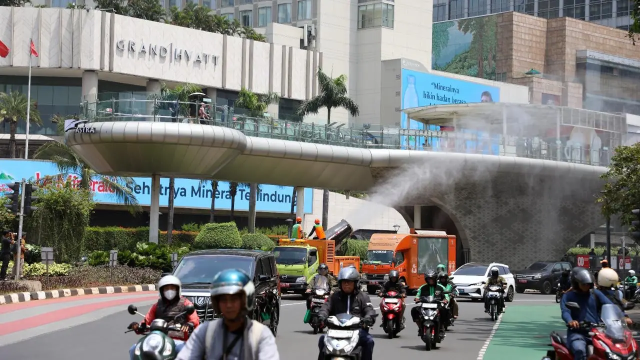 Pemprov DKI Jakarta melakukan penyemprotan water mist secara serentak di lima wilayah Jakarta. (Dok. Istimewa)