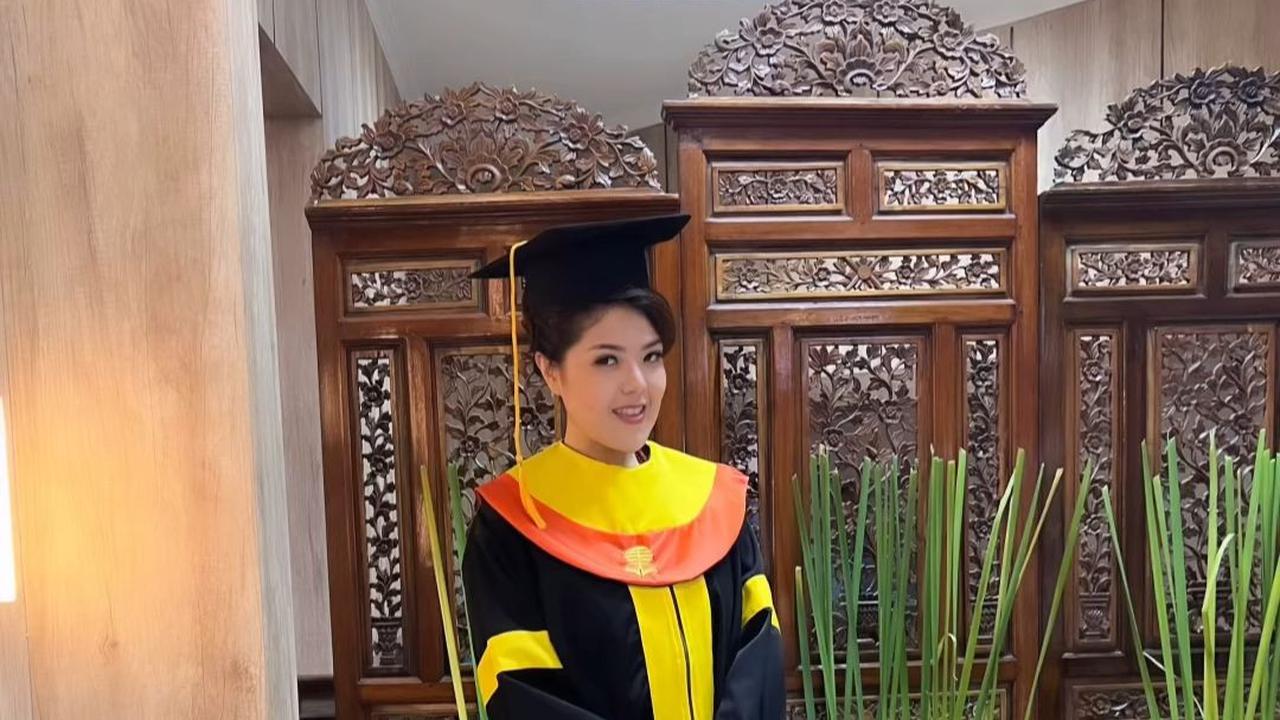 Jadi Wisudawan Kehormatan, ini 10 Potret Bahagia Tina Toon Resmi Raih Gelar Sarjana Hukum