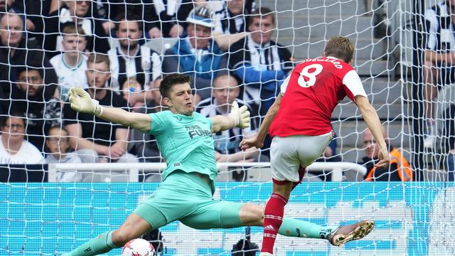 Gelandang Arsenal, Martin Odegaard, mencetak gol ke gawang Newcastle United.