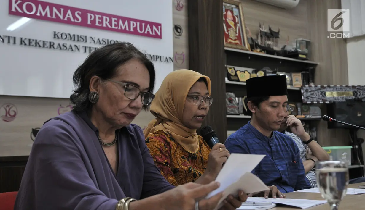 Ketua Gugus Kerja Perempuan dalam Konstitusi dan Hukum Nasional Komnas Perempuan Khariroh Ali (tengah) memberi keterangan saat konferensi pers di Kantor Komnas Perempuan, Jakarta, Senin (21/5). (Merdeka.com/Iqbal S Nugroho)