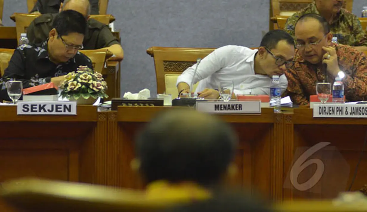 Menaker Hanif (tengah) bersama Sekjen Kemenakertrans Abdul Wahab Bangkona (kiri) serta Dirjen PHI dan Jamsos Kemnaker, R. Irianto Simbolon (kanan) mengikuti raker dengan Komisi IX di Kompleks Parlemen, Jakarta,  (3/2/2015). (Liputan6.com/Andrian M Tunay)