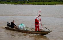 FOTO: Sinterklas Menyusuri Sungai Amazon Antar Hadiah Natal