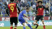 Pemain Bosnia, Senad Lulic (kiri) mencoba melewati adangan Marouane Fellaini (kanan) pada kualifikasi Piala Dunia 2018 grup H di Grbavica stadium, Sarajevo, Bosnia, (7/10/2017). Belgia menang 4-3. (AP/Amel Emric)