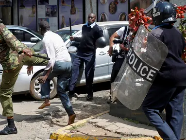 Polisi Kenya menendang seorang demonstran saat aksi protes di Nairobi, Kenya pada 16 Mei 2016. Media di Kenya menyoroti aksi Polisi Kenya yang berlaku kasar pada demonstran. (REUTERS / Goran Tomasevic) 