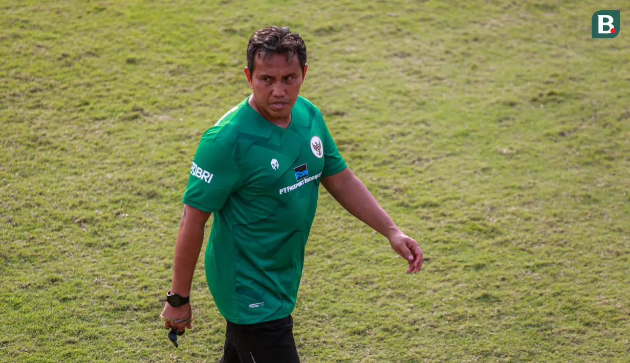 <p>Pelatih kepala Timnas Indonesia U-17, Bima Sakti saat seleksi Timnas Indonesia U-17 di Lapangan A, Kompleks Stadion Utama Gelora Bung Karno (SUGBK), Senayan, Jakarta, Selasa (15/08/2023). (Bola.com/Bagaskara Lazuardi)</p>