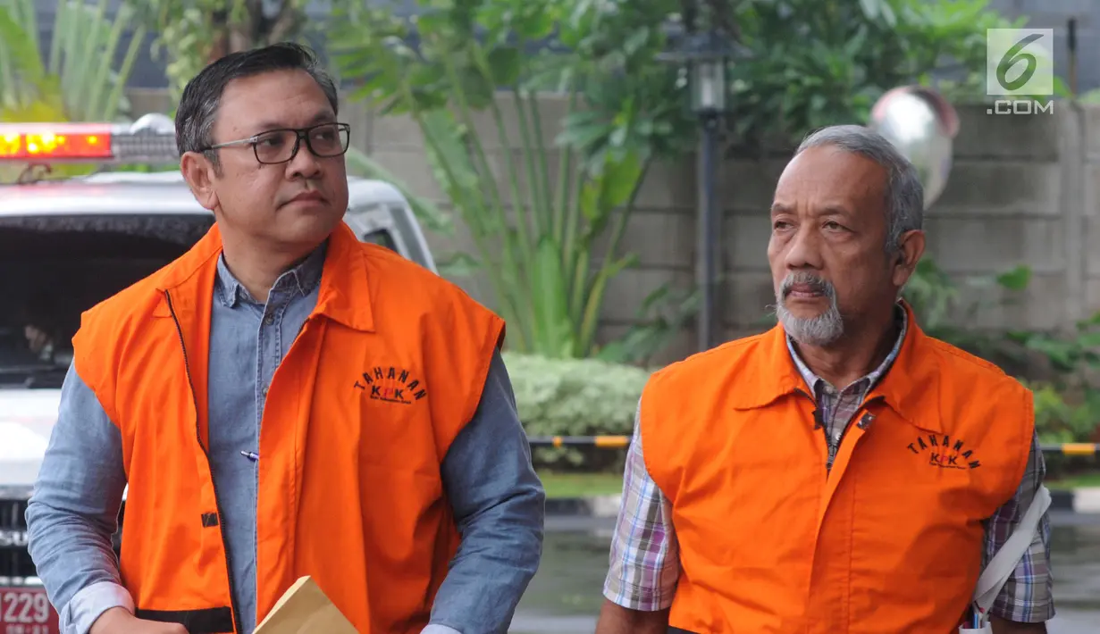 Bupati Pakpak Bharat Remigo Yolanda Berutu (kiri) dan Anggota DPRD Sumut Enda Mora Lubis (kanan) tiba di Gedung KPK, Jakarta, Kamis (29/11). Remigo diperiksa sebagai tersangka terkait dugaan suap proyek Dinas PUPR Pakpak Bharat. (Merdeka.com/Dwi Narwoko)