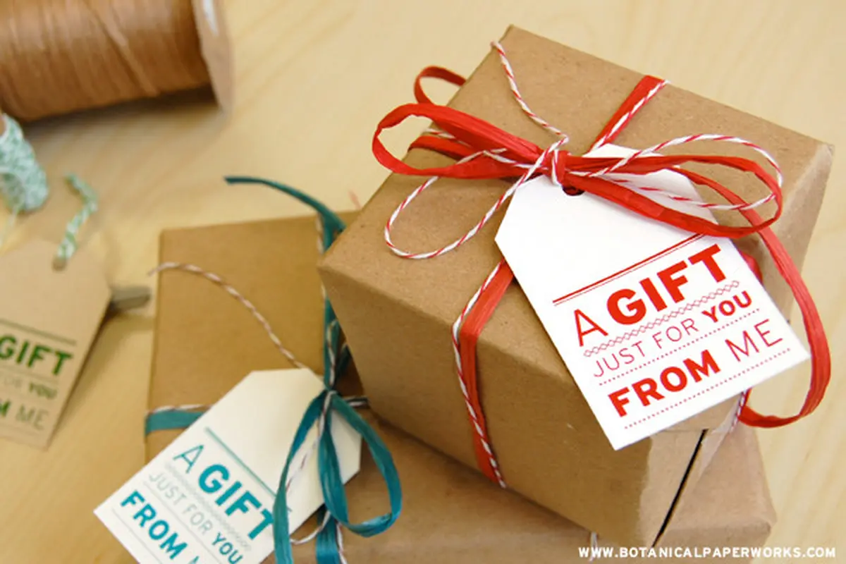 [Bintang] Nggak Ada Kertas, Cowok Ini Bungkus Kado Natal Pakai ...