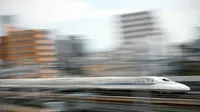 Shinkansen yang juga dikenal dengan kereta peluru melewati stasiun di Hamamatsu pada Kamis (29/9/2019). Shinkansen merupakan sarana utama untuk angkutan antar kota di Jepang, selain pesawat terbang, dengan kecepatan tertingginya bisa mencapai 300 km/jam. (Photo by Adrian DENNIS / AFP)