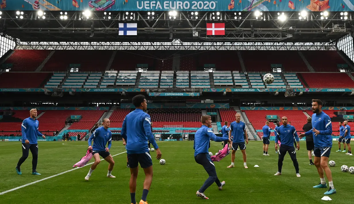Para pemain Finlandia mengikuti sesi Latihan di Stadion Parken di Kopenhagen Jumat (11/6/2021). Timnas Denmark akan berhadapan dengan Timnas Finlandia pada laga pembuka Grup B Euro 2020, Sabtu (12/6) malam. (Jonathan NACKSTRAND / AFP)