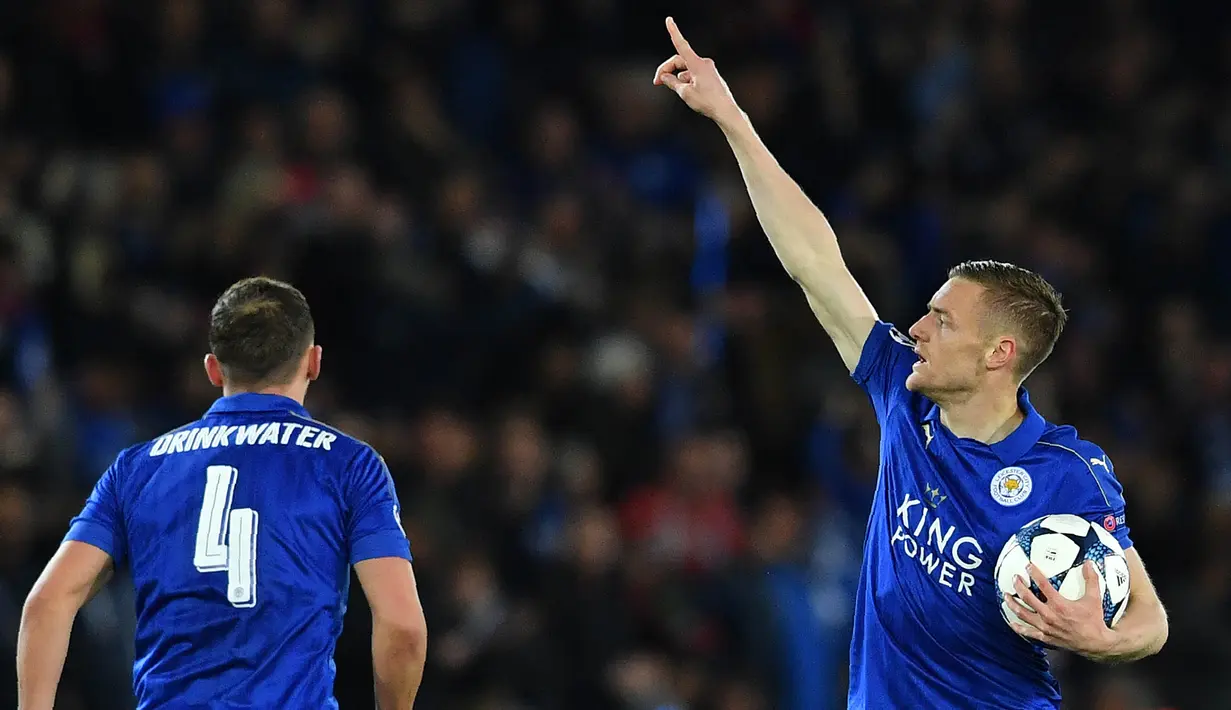 Stiker Leicester, Jamie Vardy, merayakan gol ke gawang Atletico Madrid pada laga leg kedua Liga Champions di Stadion King Power, Inggris, Selasa (18/4/2017). Meski imbang 1-1, Atletico lolos ke semifinal dengan agregat 2-1. (AFP/Ben Stansall)
