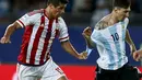 Victor Caceres (kiri) dari Paraguay menghentikan laju Lionel Messi dengan menarik bajunya di Copa America 2015, Cile. (REUTERS/Marcos Brindicci) 