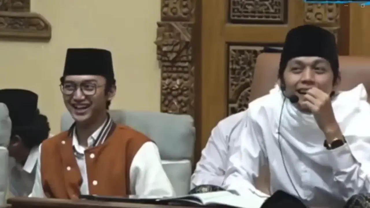 Gus Iqdam dan GUs Azmi tertawa mendengar pengakuan Mama Leli yang ingin memeluk Gus Iqdam (Tangkap Layar YouTube Hamham Uye/Khazim Mahrur)