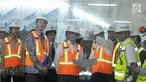 Menteri Luar Negeri Jepang Taro Kono (tengah) saat meninjau perkembangan proyek kereta MRT di Stasiun Bundaran HI, Jakarta, Senin (25/6).Taro Kono didampingi oleh Direktur Utama PT MRT William Sabandar. (Liputan6.com/Helmi Fithriansyah)