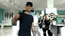 Gelandang Bayern Munchen, Douglas Costa, berpose sebelum menjalani tes medis bersama Juventus di Juventus Medical Center, Turin, Rabu (12/7/2017). (EPA/Alessandro Di Marco)