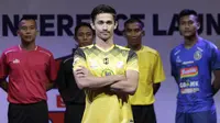 Pemain Barito Putera, Gavin Kwan berpose saat Peluncuran Shopee Liga 1 di SCTV Tower, Jakarta, Senin (13/5). Sebanyak 18 klub akan bertanding pada Liga 1 mulai tanggal 15 Mei. (Bola.com/Vitalis Yogi Trisna)