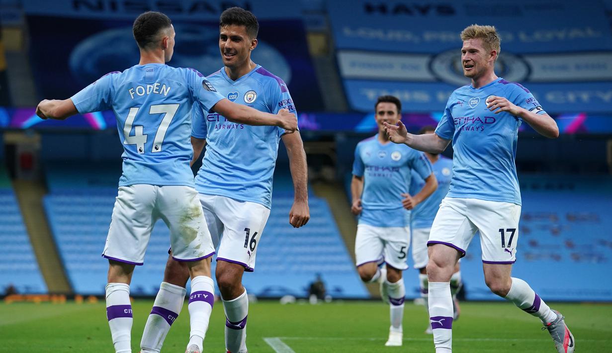 Pemain Manchester City merayakan gol yang dicetak Phil Foden ke gawang Liverpool pada laga lanjutan Premier League pekan ke-32 di Stadion Etihad, Jumat (3/7/2020) dini hari WIB. Manchester City menang 4-0 atas Liverpool. (AFP/Dave Thompson/pool)