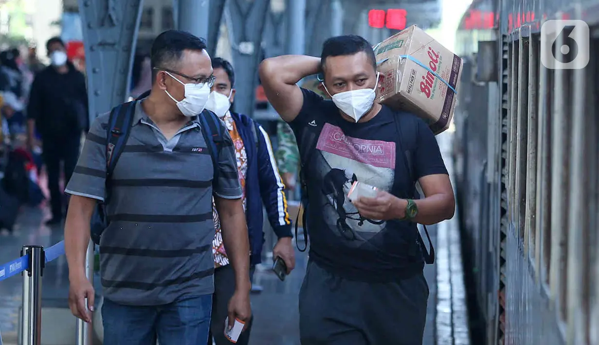 Penumpang kereta api berjalan membawa barangnya di Stasiun Pasar Senen, Jakarta, Jumat (8/7/2022). Dua hari menjelang Idul adha 2022, jumlah penumpang kereta api jarak jauh meningkat dua kali lipat di Stasiun Pasar Senen dengan jumlah 14.470 penumpang dari 24 jadwal keberangkatan KA. (Liputan6.com/Herman Zakharia)