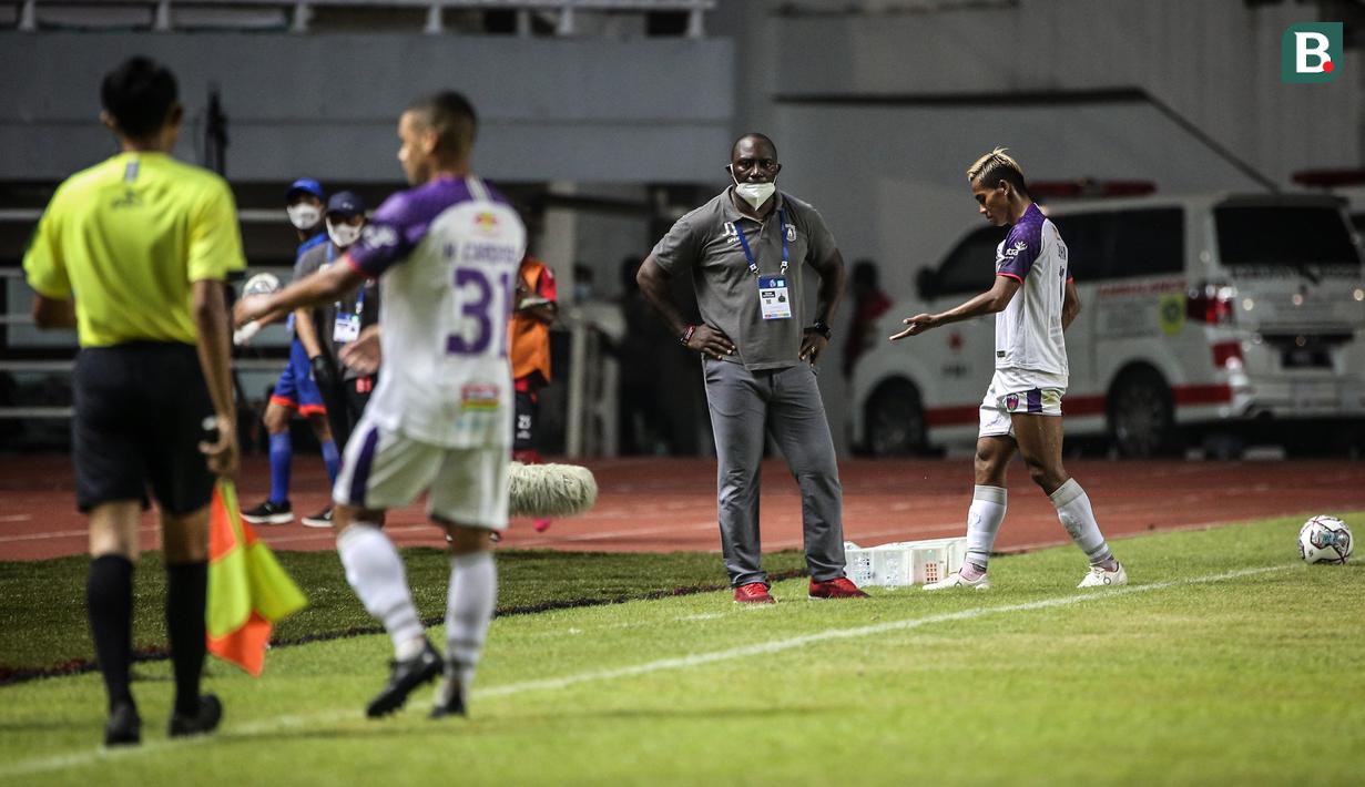 Pelatih Persipura Jayapura, Jacksen F. Tiago saat laga pekan pertama BRI Liga 1 2021/2022 melawan Persita Tangerang di Stadion Pakansari, Bogor, Sabtu (28/08/2021). Persipura kalah 1-2. (Bola.com/Bagaskara Lazuardi)