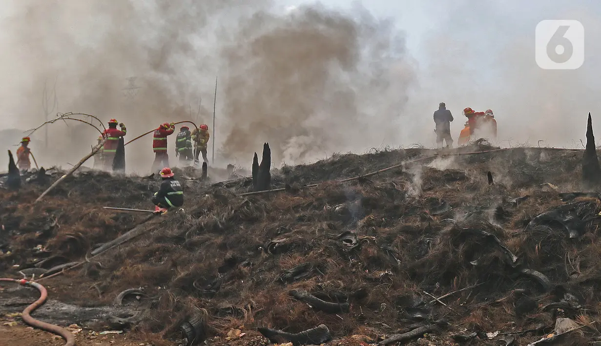 Petugas Pemadam Kebakaran Kabupaten Bogor memadamkan api di lapak ban bekas, Desa Bojong Nangka, Gunung Putri, Kamis (22/4/2021). Kebakaran lapak ban bekas yang terjadi Senin (19/4) petang tersebut hingga saat ini belum bisa dipadamkan. (Liputan6.com/Herman Zakharia)