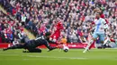 Kiper Liverpool, Alisson Becker berhasil menangkap bola dari ancaman gelandang Crystal Palace, Michael Olise pada laga pekan ke-33 Premier League 2023/2024 di Anfield Stadium, Liverpool, Minggu (14/4/2024). (AP Photo/Jon Super)