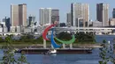 Kapal penarik memindahkan Simbol Paralimpiade "Three Agitos" yang dipasang di Taman Laut Odaiba, Tokyo pada Jumat (20/8/2021). Paralimpiade Tokyo 2020 berlangsung 24 Agustus hingga 5 September mendatang setelah ditunda setahun akibat pandemi Covid-19. (Yuichi Yamazaki/Pool Photo via AP)