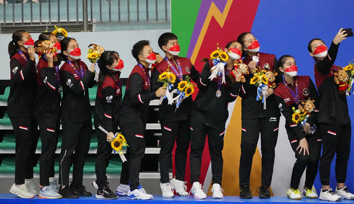 Indonesia harus puas meraih medali perak usai ditaklukkan Thailand pada laga final beregu putri SEA Games 2021. Srikandi Indonesia kalah dengan skor 0-3 dari Thailand. (AP/Achmad Ibrahim)