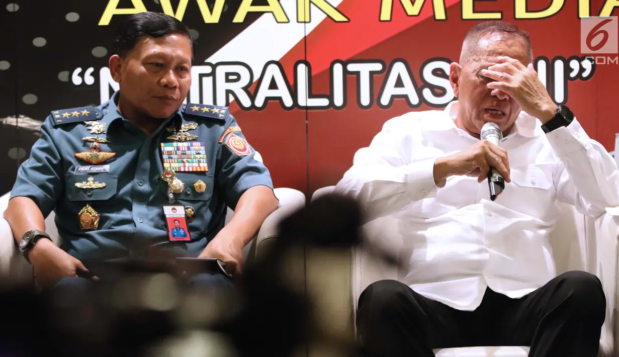 Menteri Pertahanan, Ryamizard Ryacudu (kanan) didampingiIrjen Kemhan, Laksamana Madya TNI Didit Herdiawan Ashaf saat memberi keterangan di Jakarta, Senin (15/4). Keterangan terkait sejumlah isu strategis jelang Pemilu 2019 dan Netralitas TNI. (Liputan6.com/Helmi Fithriansyah)