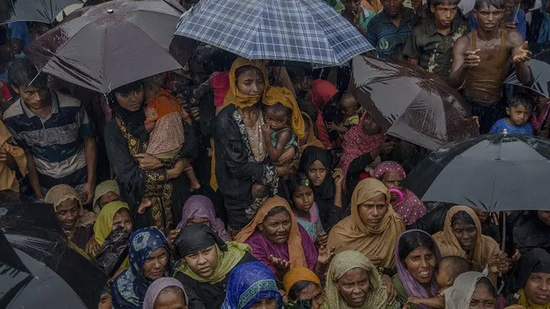 Warga Rohingya di dekat kamp pengungsi Balukhali, Bangladesh, menanti distribusi bantuan
