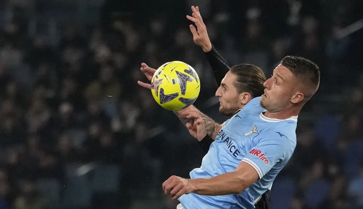 Gelandang Lazio, Sergej Milinkovic-Savic (kanan) berebut bola di udara dengan gelandang Juventus, Adrien Rabiot pada laga pekan ke-29 Liga Italia 2022/2023 di Olimpico Stadium, Roma, Minggu (9/4/2023) dini hari WIB. (AP Photo/Alessandra Tarantino)
