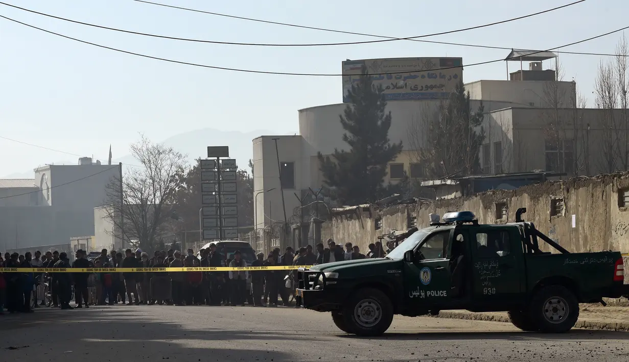 Anggota keamanan memblokir jalan di lokasi ledakan bom yang menargetkan kendaraan anggota parlemen Afghanistan di jalanan ibu kota Kabul, Rabu (28/12).  Sang anggota parlemen dan dua orang lainnya luka-luka akibat ledakan ini. (WAKIL KOHSAR/AFP)