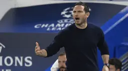 Pelatih Chelsea, Frank Lampard, memberikan arahan kepada pemainnya saat menghadapi Sevilla pada laga Grup E Liga Champions 2020/2021 di Stamford Bridge, Rabu (21/10/2020) dini hari WIB. Chelsea bermain imbang 0-0 atas Sevilla. (AFP/Toby Melville/pool)