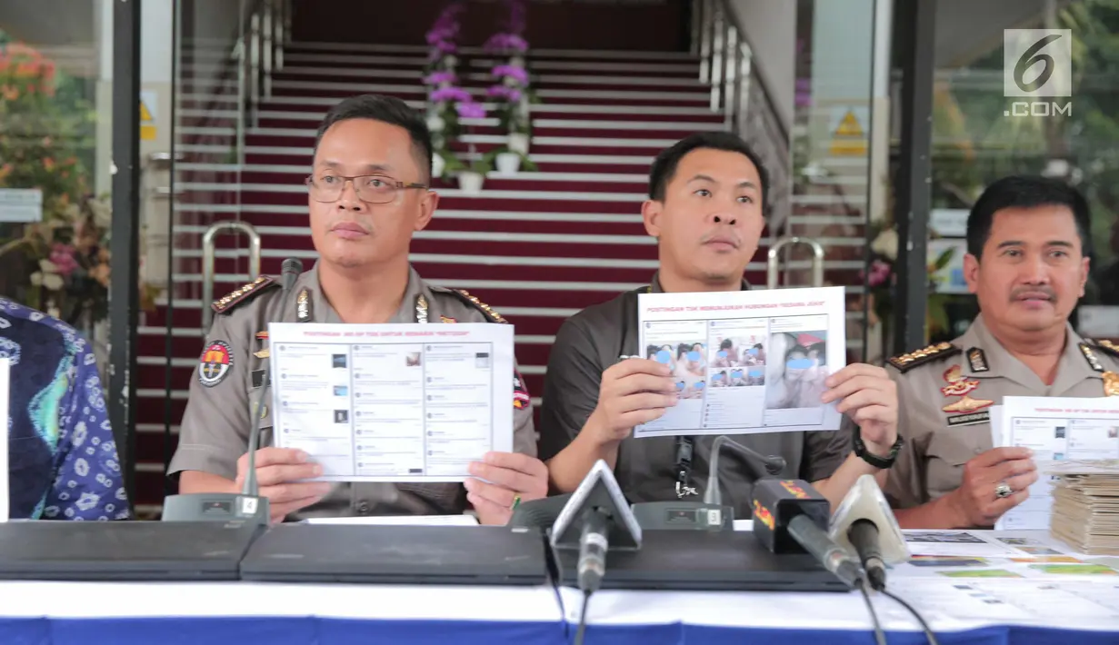 DitipidSiber Bareskrim Polri merilis kasus penyebaran konten pornografi sesama jenis di Rumah Sakit Polri, Jakarta Timur, Jumat (3/11). Pelaku, Taufik Gani (22), yang didiagnosis mengidap HIV/AIDS langsung dirawat di RS Polri. (Liputan6.com/Faizal Fanani)