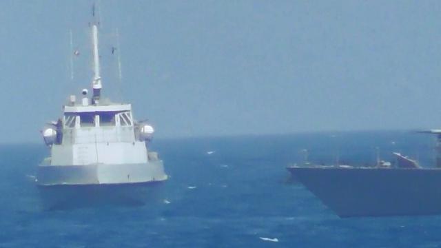 Kapal patroli AS saat berpapasan dengan kapal patroli Korps Garda Revolusi Iran di Teluk Persia (25/7/2017) (US Naval Institute)