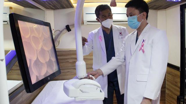 Dokter sedang mendeteksi kanker payudara. Dok Brawijaya Hospital