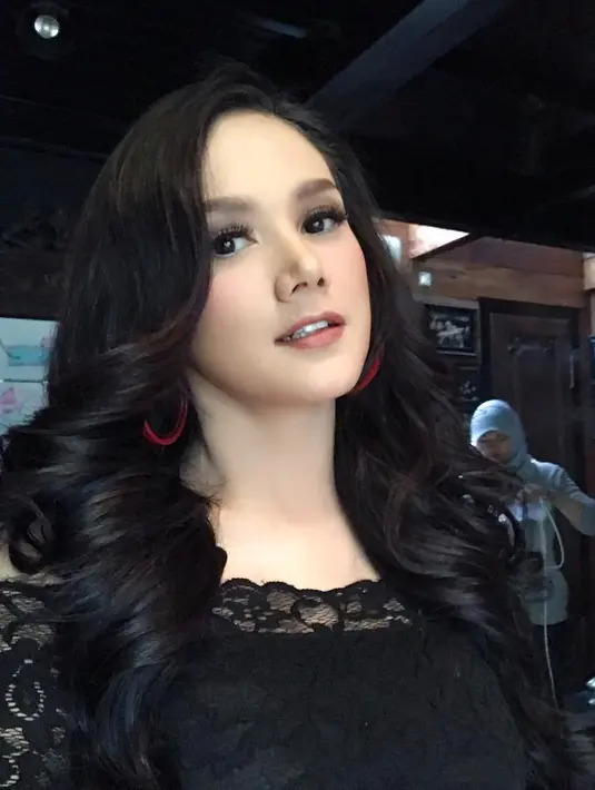 Selain gaya berpakaian, make up yang dikenakan Mulan juga selalu maksimal. Meskipun begitu, kesan flawless selalu berhasil ia tunjukan dan membuat dirinya makin memesona. (Instagram/mulanjameela1)