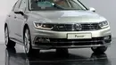 VW Passat terbaru yang diluncurkan di Potsdam, (3/7/2014), merupakan generasi kedelapan mobil keluarga yang diproduksi oleh pabrikan asal Jerman, Volkswagen, sejak 1973. (AFP PHOTO/DPA/Ralf Hirschberger)