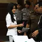 Terdakwa Jessica Kumala Wongso berbincang dengan kuasa hukumnya saat sidang lanjutan kasus kematian Wayan Mirna Salihin di Pengadilan Negeri Jakarta Pusat, Senin (29/8). (Liputan6.com/Faizal Fanani)