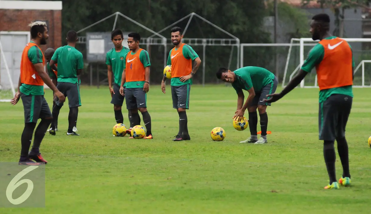 Pemain Timnas Indonesia bersiap melakukan tendangan bola mati saat latihan di SPH Karawaci, Tangerang, Selasa (15/11). Jelang berlaga di Piala AFF 2016, Timnas Indonesia fokus berlatih memaksimalkan peluang bola mati. (Liputan6.com/Helmi Fithriansyah)