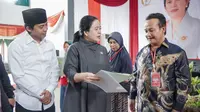 Kementerian Agraria dan Tata Ruang/Kepala Badan Pertanahan Nasional (ATR/BPN) melakukan kolaborasi dengan DPR RI dalam rangka penyerahan sertifikat PTSL di Kabupaten Cianjur, Rabu (1/03/2023). (Foto: Istimewa).