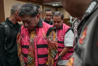 Direktur Utama CV Venus Inti Perkasa Hasan Tjhie (kiri), General Manager Operational CV Venus Inti Perkasa Achmad Albani (kanan) selesai menjalani sidang putusan kasus korupsi pengelolaan tata niaga komoditas timah di wilayah Izin Usaha Pertambangan (IUP) PT Timah Tbk periode 2015-2022 di Pengadilan Tipikor, Jakarta, Jumat (27/12/2024). (Foto: Antara)