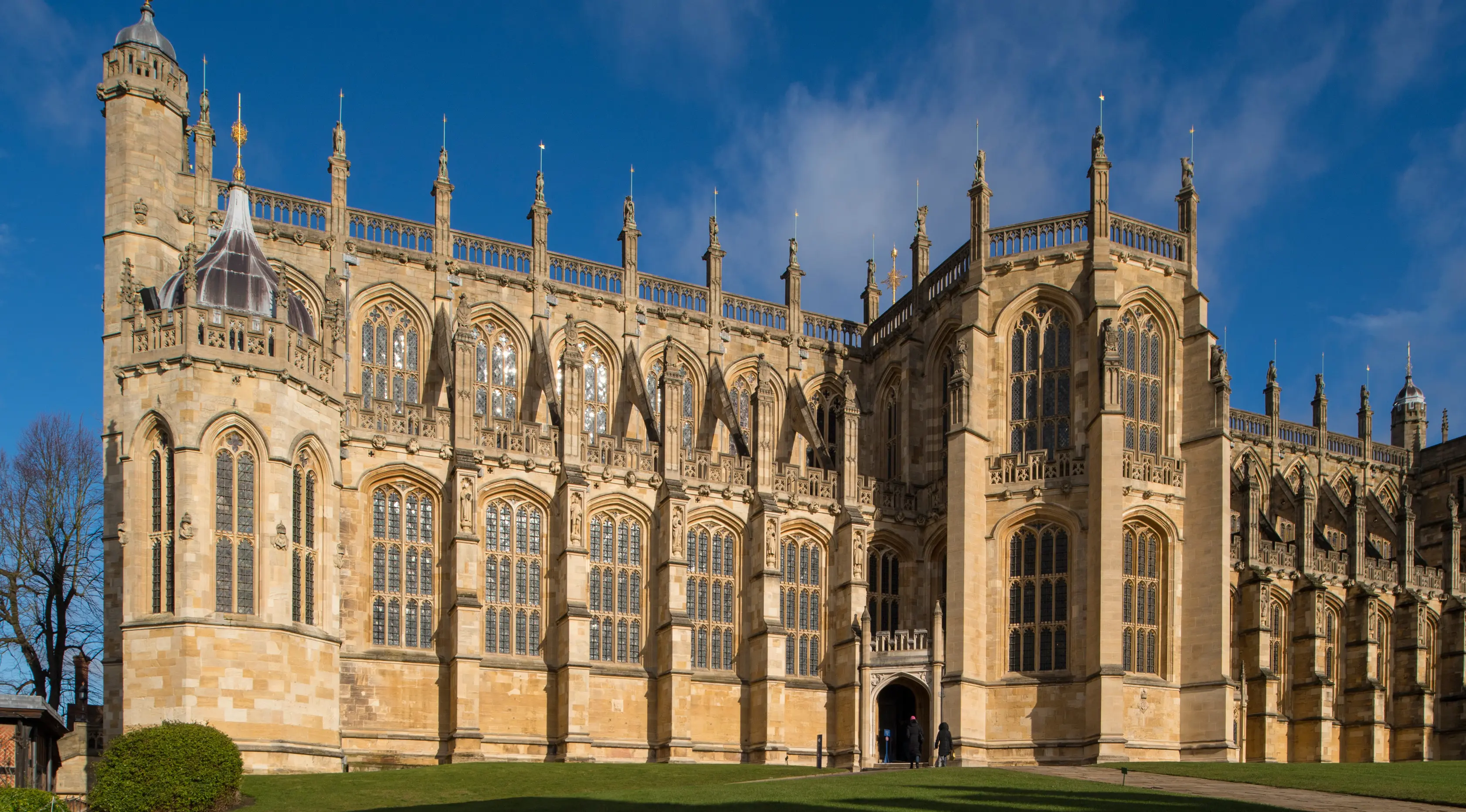 Penampakan luar Kapel St George di Kastil Windsor, London, Inggris, Minggu (11/2).  Tempat ini akan menjadi lokasi upacara pernikahan Pangeran Harry dan Meghan Markle. (AFP PHOTO/POOL/Dominic Lipinski)