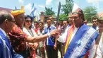 Cagub dan Cawagub NTT Benny K Harman dan Benny Litelnoni mendapat Dukungan Masyarakat Sumba saat penyambutan Ritual Potong Kerbau, di tanah Sumba Daya Barat, Rabu (7/2). (Liputan6.com/Pool/Dodi)