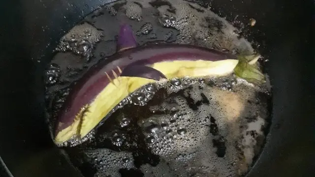 6 Potret Nyeleneh Orang Menggoreng Ikan Ini Bikin Tepuk Jidat