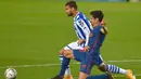 Gelandang Atletico Madrid, Lucas Torreira, berebut bola dengan penyerang Real Sociedad, Willian Jose, pada laga lanjutan Liga Spanyol di Anoeta Stadium, Rabu (23/12/2020) dini hari WIB. Atletico Madrid menang 2-0 atas Real Sociedad. (AFP/Ander Gillenea)