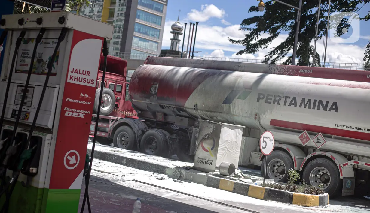 Kondisi mobil Pertamina pascaledakan di SPBU kawasan MT Haryono, Jakarta, Selasa (1/12/2020). Ledakan diduga terjadi saat prosesi pengisian BBM dari mobil ke tempat penampungan. (Liputan6.com/Faizal Fanani)