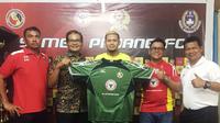 Mantan kiper Persib, Muhammad Ridwan, resmi gabung Semen Padang, Sabtu (28/1/2017). (Bola.com/Arya Sikumbang)