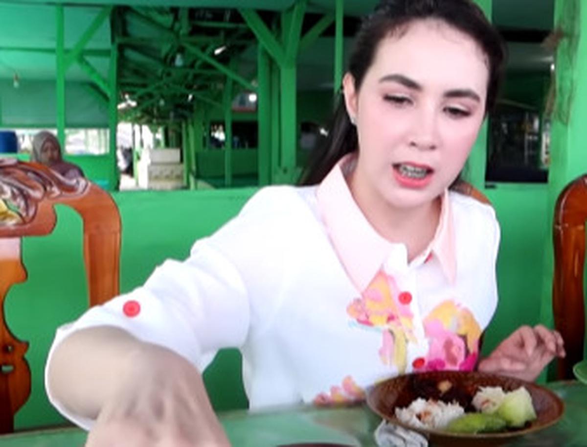 Makan dengan Ikan Bakar di Warung Sisi Pantai