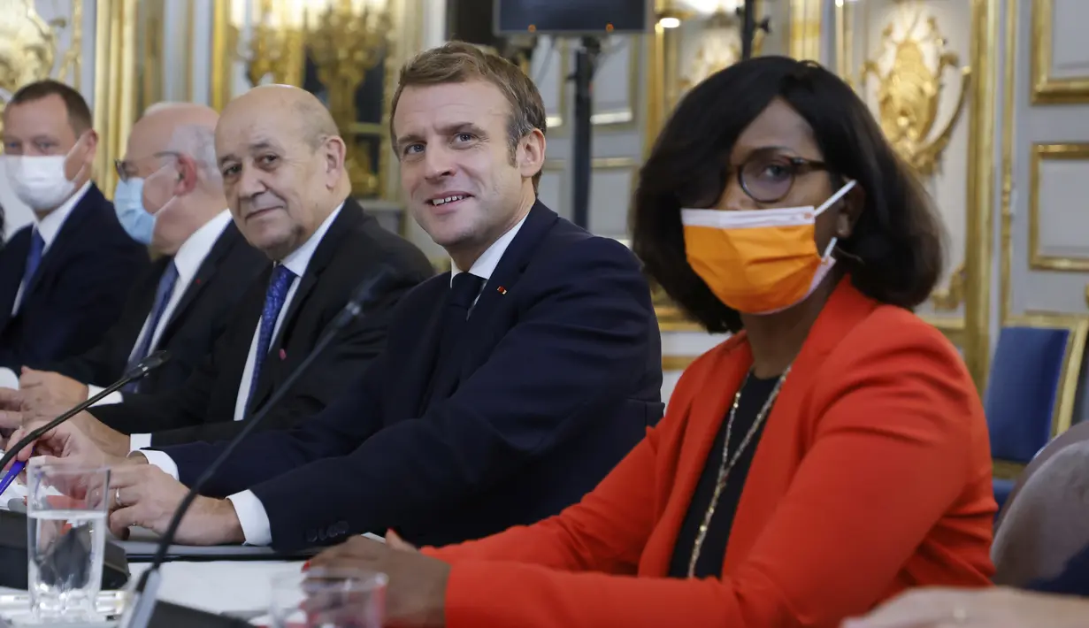 Presiden Prancis Emmanuel Macron (tengah) saat menggelar pertemuan dengan Wakil Presiden AS, Kamala Harris di Istana Elysee, Rabu (10/11/2021). Kamala Harris bertemu dengan Macron dalam upaya meredakan ketegangan terkait kesepakatan kapal selam yang dibatalkan. (Ludovic Marin, Pool Photo via AP)